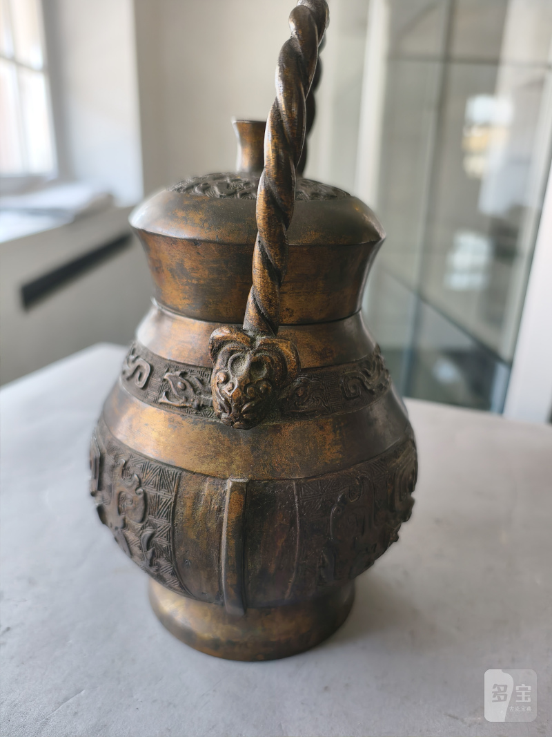 A bronze vessel 'hu' in archaic style with partial gilding - 图16